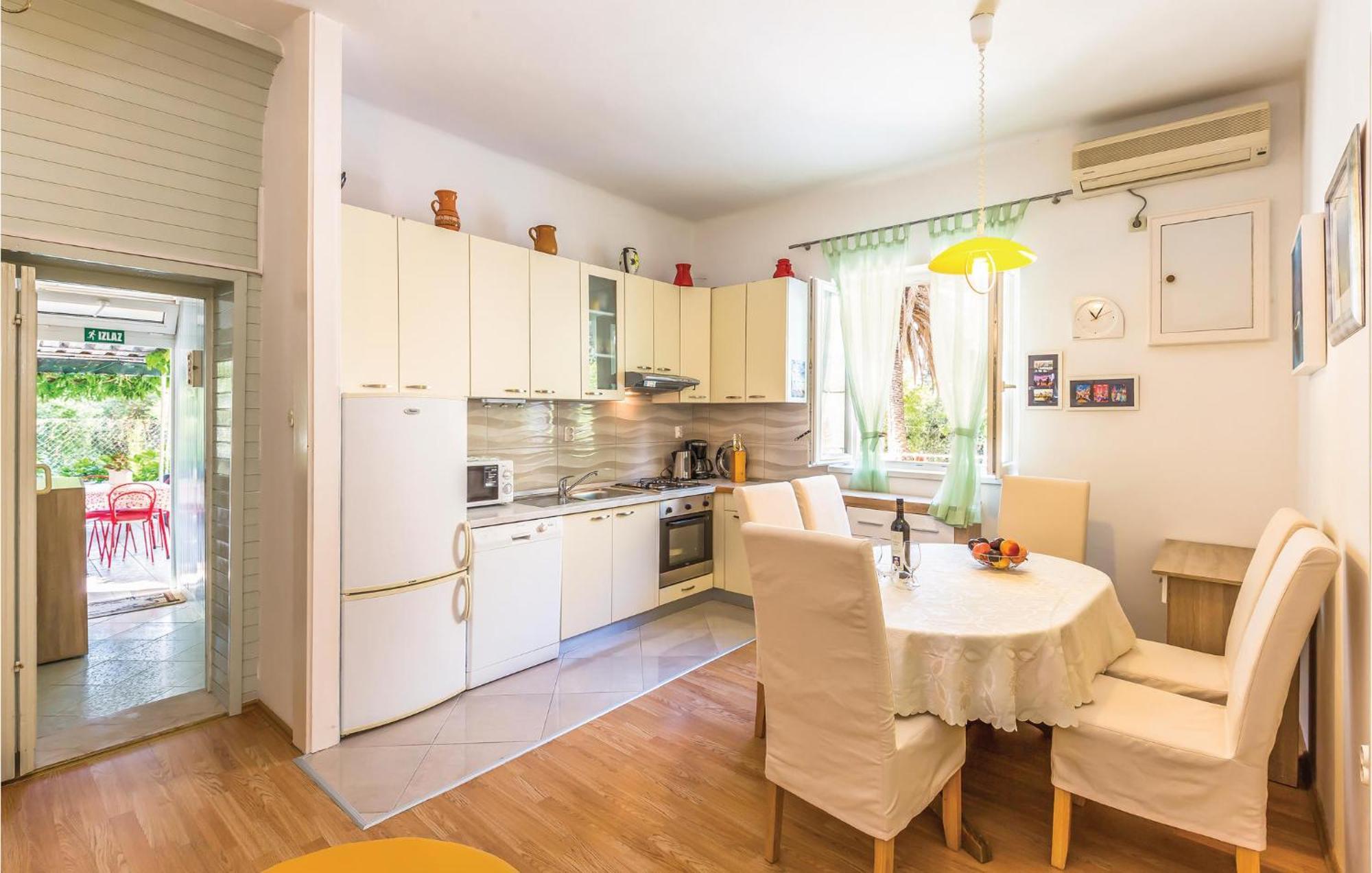 Awesome Apartment In Makarska With Kitchen المظهر الخارجي الصورة